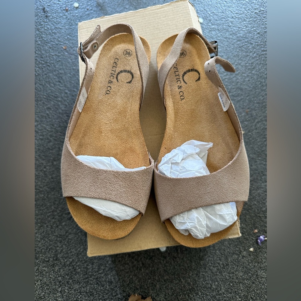 🇬🇧💂Celtic & Co. Tan Suede Sandals